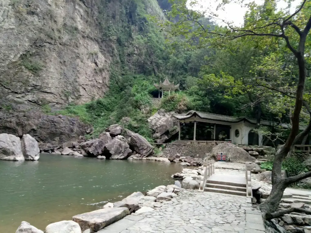 青田石门洞