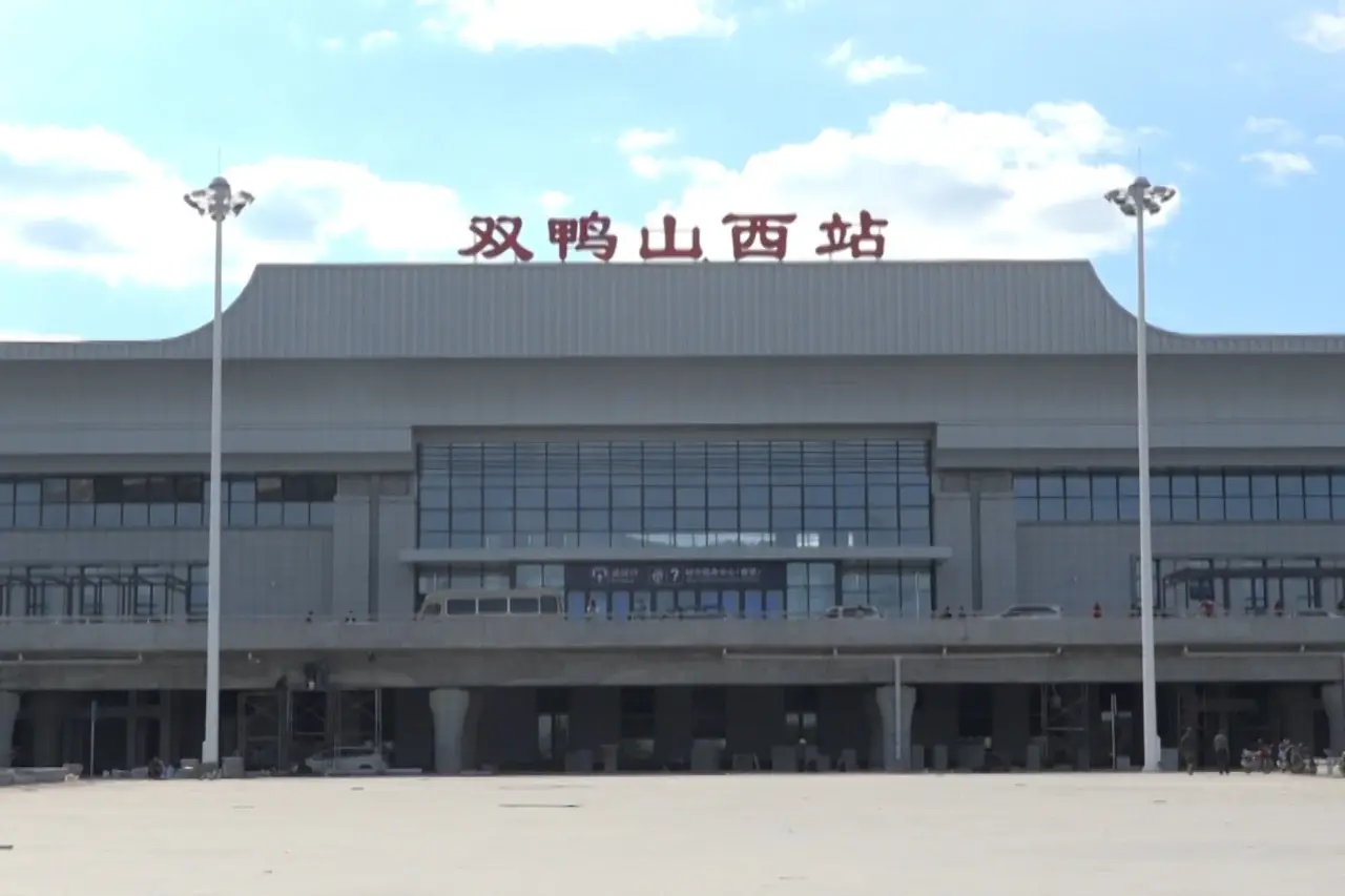双鸭山火车站广场