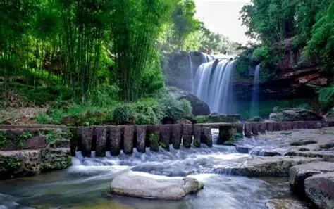 七彩飞瀑