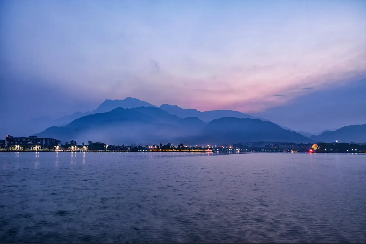 峨秀湖