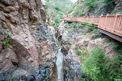 飞瀑峡