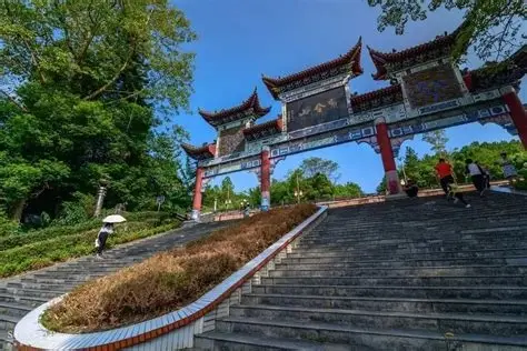 广东阳山国家地质公园贤令山景区