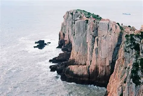 东崖绝壁