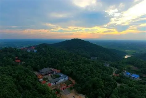 雨母山