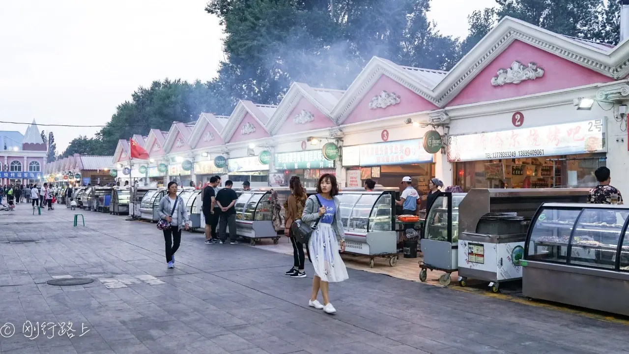 布尔津河堤夜市