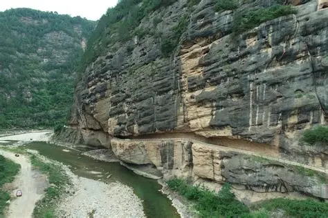 江峡洞天挂壁公路