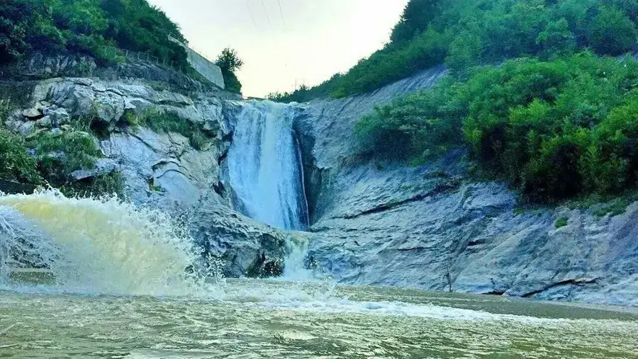 麻城天景山飞瀑漂流